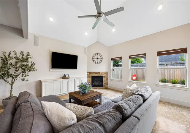 Photo 3 of Sale Pending at 6010 Tyne St, Houston, TX 77007 | MLS# 65443140 | Listing updated on 2026-09-16