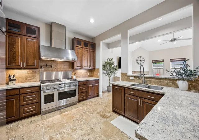 Photo 3 of Sale Pending at 6010 Tyne St, Houston, TX 77007 | MLS# 65443140 | Listing updated on 2026-09-16
