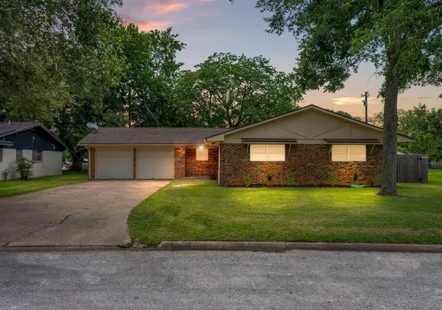 17th image of 4108 Crescent Dr, Bay City, TX 77414 | MLS# 86354972