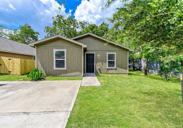 Photo 1 of Single family home for sale at 423 Armstrong St, Houston, TX 77029 | MLS# 28592869 | Listing updated on 2026-08-27