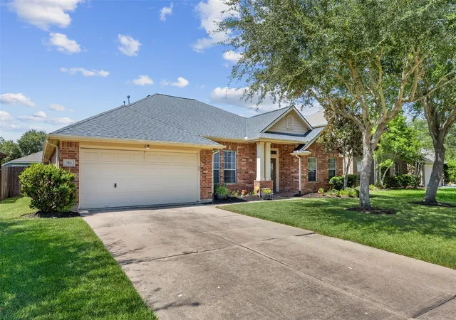Photo 3 of Single family home for sale at 914 Fort Hl Ln, Rosenberg, TX 77469 | MLS# 8129952 | Listing updated on 2026-10-05