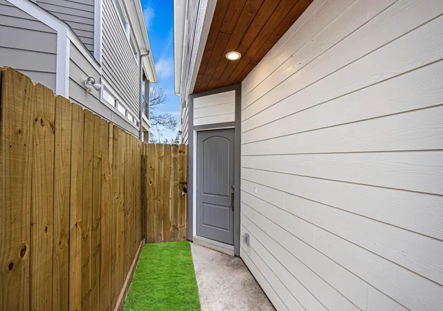 3rd image of 4512 Noble St, Houston, TX 77020 | MLS# 98076656