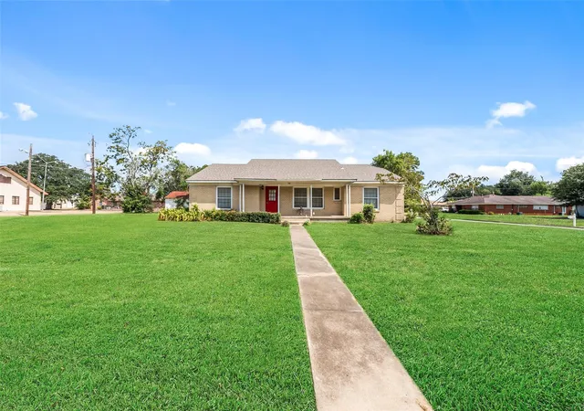 Photo 1 of Single family home for sale at 810 Main St, Hempstead, TX 77445 | MLS# 45442720 | Listing updated on 2026-09-08