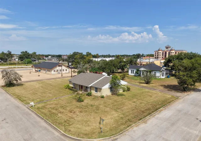 Photo 3 of Single family home for sale at 810 Main St, Hempstead, TX 77445 | MLS# 45442720 | Listing updated on 2026-09-08