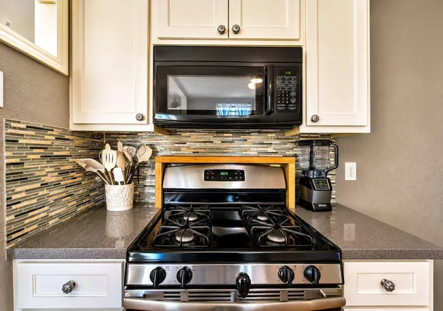 image of 4718 Meadow Park Dr, Houston, TX 77048 | MLS# 71011669
