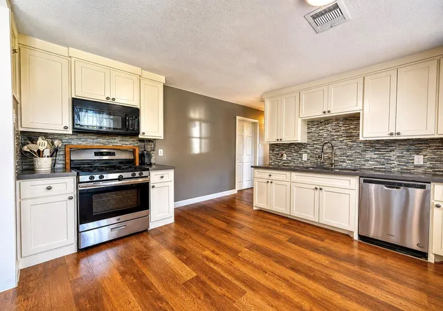 image of 4718 Meadow Park Dr, Houston, TX 77048 | MLS# 71011669