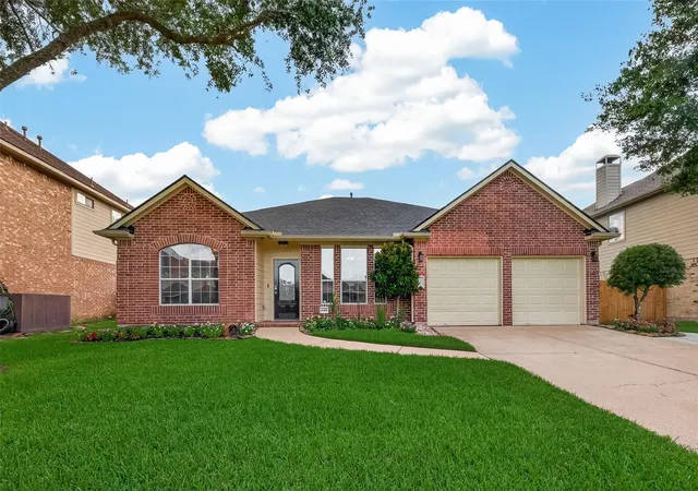 2nd image of 405 Wickford Ct, League City, TX 77573 | MLS# 81566473