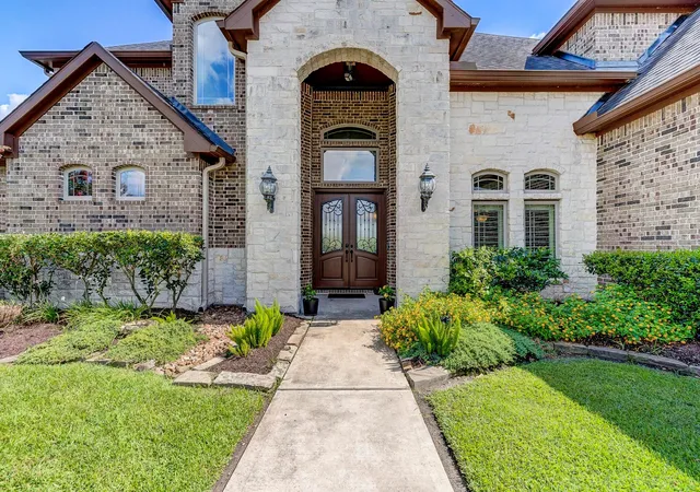 Photo 3 of Sale Pending at 108 Waterstone Dr, Montgomery, TX 77356 | MLS# 73630520 | Listing updated on 2026-09-20