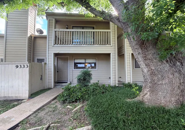 Photo 2 of Sale Pending at 9333 Pagewood Ln, Houston, TX 77063 | MLS# 27693877 | Listing updated on 2026-09-20