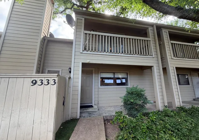 Photo 3 of Sale Pending at 9333 Pagewood Ln, Houston, TX 77063 | MLS# 27693877 | Listing updated on 2026-09-20