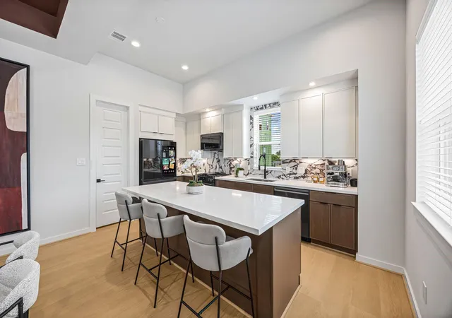 3rd image of 527 Hillwood Heights Dr, Houston, TX 77091 | MLS# 12426575