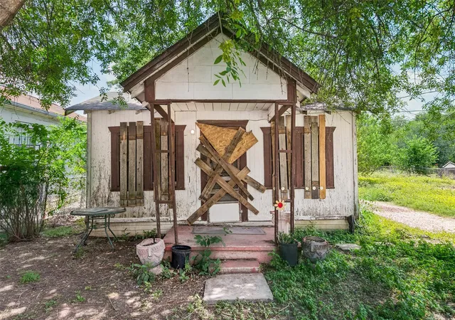 1st image of 904 S San Joaquin Ave, San Antonio, TX 78237 | MLS# 52568416