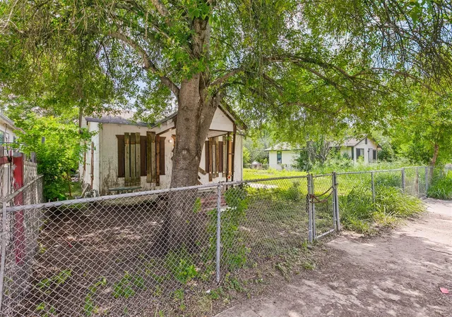 2nd image of 904 S San Joaquin Ave, San Antonio, TX 78237 | MLS# 52568416