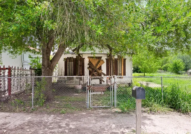 3rd image of 904 S San Joaquin Ave, San Antonio, TX 78237 | MLS# 52568416