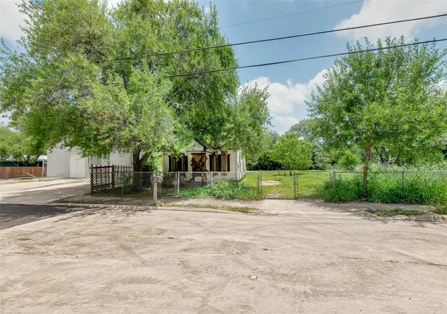 8th image of 904 S San Joaquin Ave, San Antonio, TX 78237 | MLS# 52568416