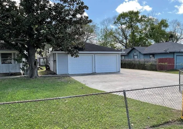 23rd image of 201 Smith St, Clute, TX 77531 | MLS# 55986405