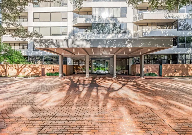 Listing Photo 3 - Condo for sale in building located at 14 Greenway Plz, Houston, TX 77046 - Unit #6P