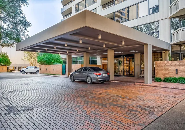 Listing Photo 5 - Condo for sale in building located at 14 Greenway Plz, Houston, TX 77046 - Unit #6P