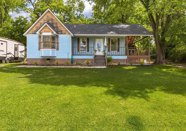 Photo 1 of Single family home for sale at 311 E Linn St, Huntington, TX 75949 | MLS# 88685525 | Listing updated on 2026-07-16