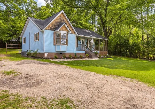 Photo 3 of Single family home for sale at 311 E Linn St, Huntington, TX 75949 | MLS# 88685525 | Listing updated on 2026-07-16