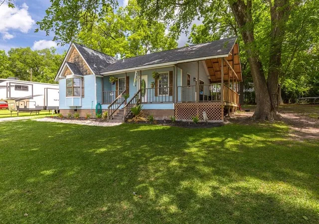 Photo 3 of Single family home for sale at 311 E Linn St, Huntington, TX 75949 | MLS# 88685525 | Listing updated on 2026-07-16