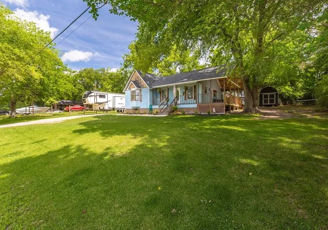 Photo 4 of Single family home for sale at 311 E Linn St, Huntington, TX 75949 | MLS# 88685525 | Listing updated on 2026-07-16