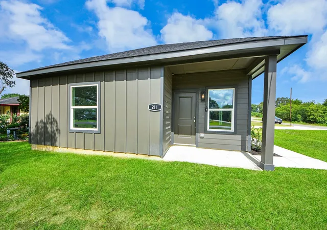 Homes for sale in Hempstead, TX | 211 19th St, Hempstead, TX 77445 | MLS# 55171529
