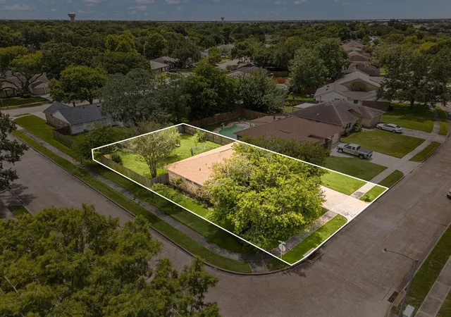 Photo 2 of Sale Pending at 302 Forest Hills Dr, League City, TX 77573 | MLS# 44800367 | Listing updated on 2026-08-29