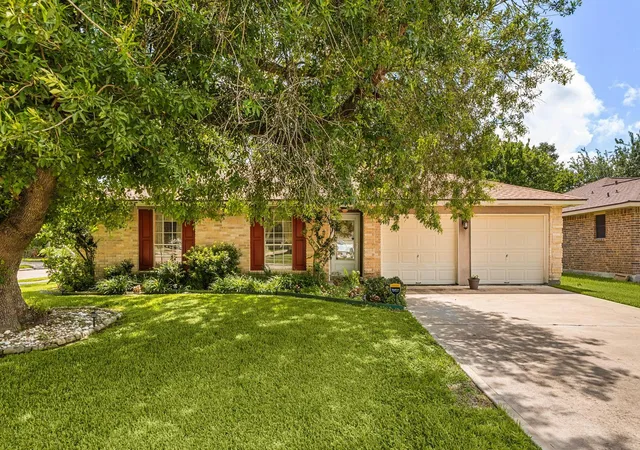 Photo 3 of Sale Pending at 302 Forest Hills Dr, League City, TX 77573 | MLS# 44800367 | Listing updated on 2026-08-29
