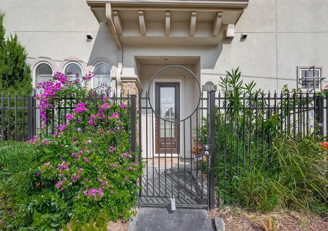 Homes for sale in Houston, TX | 931 W 23rd St #K, Houston, TX 77008 | MLS# 18588823