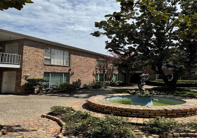 2nd image of 2121 Fountain View Dr #92E, Houston, TX 77057 | MLS# 66400190
