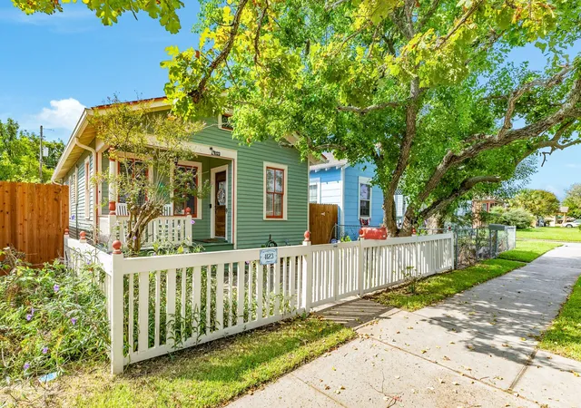 Photo 1 of Single family home for sale at 4123 Ave Q, Galveston, TX 77550 | MLS# 32413842 | Listing updated on 2026-10-05