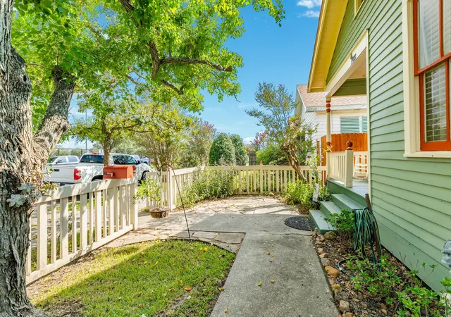 Photo 3 of Single family home for sale at 4123 Ave Q, Galveston, TX 77550 | MLS# 32413842 | Listing updated on 2026-10-05