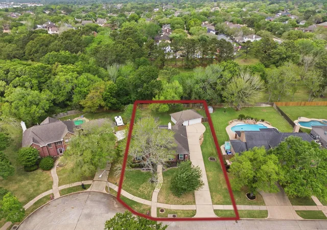 Photo 2 of Single family home for sale at 304 Melodywood Dr, Friendswood, TX 77546 | MLS# 31433780 | Listing updated on 2026-09-02