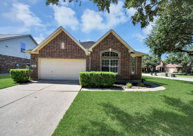 Photo 3 of Single family home for sale at 13935 Charterhouse Wy, Sugar Land, TX 77498 | MLS# 66286480 | Listing updated on 2026-09-26