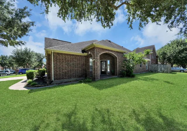 Photo 3 of Single family home for sale at 13935 Charterhouse Wy, Sugar Land, TX 77498 | MLS# 66286480 | Listing updated on 2026-09-26