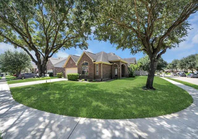 Photo 4 of Single family home for sale at 13935 Charterhouse Wy, Sugar Land, TX 77498 | MLS# 66286480 | Listing updated on 2026-09-26