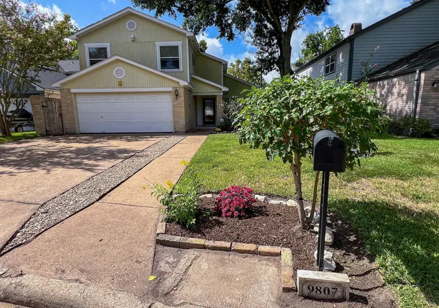 2nd image of 9807 Oak Point Dr, Houston, TX 77055 | MLS# 51996735