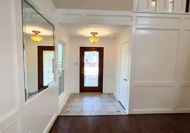 5th image of 9807 Oak Point Dr, Houston, TX 77055 | MLS# 51996735