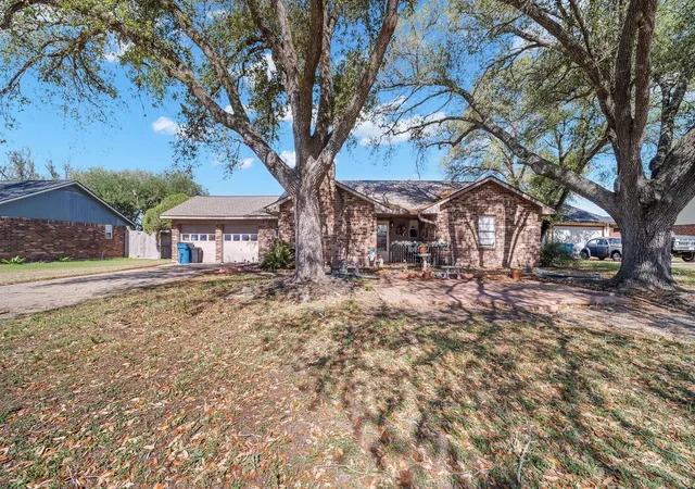 Homes for sale in Bellville, TX | 672 Bending Oaks Dr, Bellville, TX 77418 | MLS# 13127315