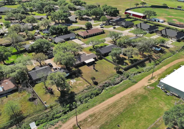 Homes for sale in Bellville, TX | 672 Bending Oaks Dr, Bellville, TX 77418 | MLS# 13127315