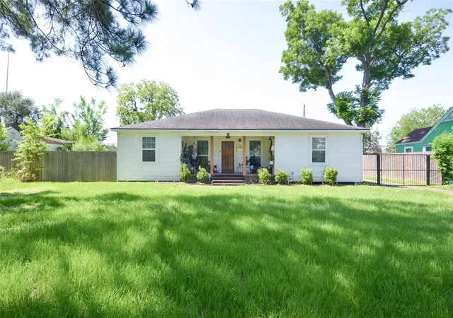 1st image of 219 W 30th St, Houston, TX 77018 | MLS# 66052074