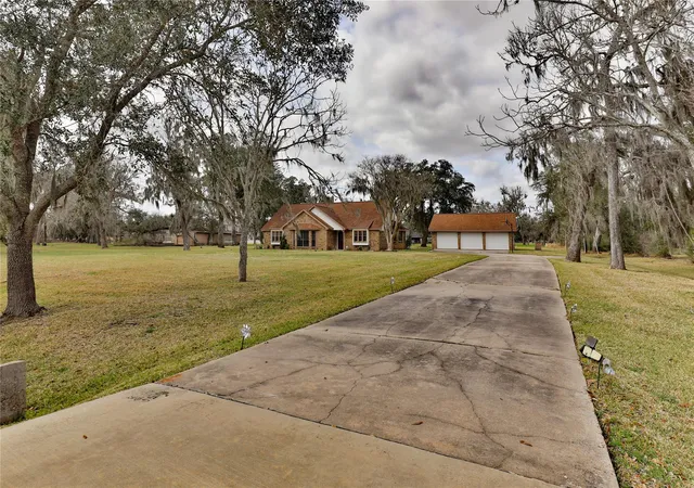 2nd image of 211 Bayou Rd, Lake Jackson, TX 77566 | MLS# 45845569