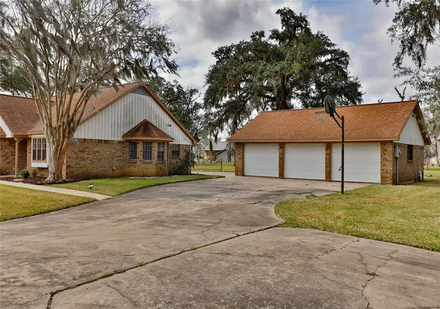 4th image of 211 Bayou Rd, Lake Jackson, TX 77566 | MLS# 45845569