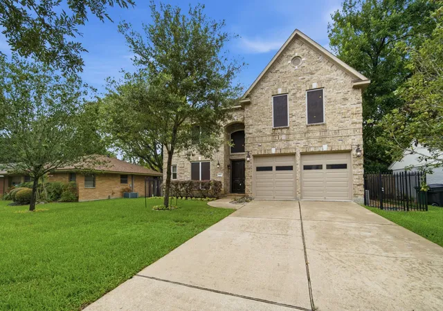 Photo 1 of Sale Pending at 11211 Greenwillow St, Houston, TX 77035 | MLS# 8667740 | Listing updated on 2026-09-03