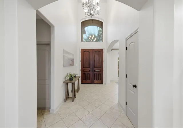 Photo 3 of Sale Pending at 11211 Greenwillow St, Houston, TX 77035 | MLS# 8667740 | Listing updated on 2026-09-03