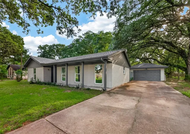 Photo 3 of Single family home for sale at 9 N Amburn Rd, Texas City, TX 77591 | MLS# 5446141 | Listing updated on 2026-08-11