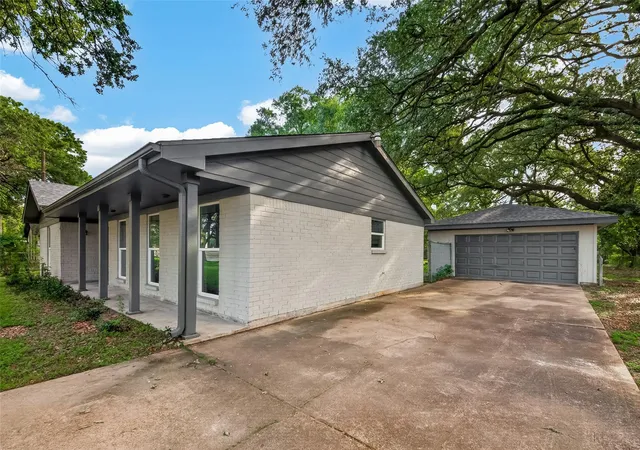 Photo 3 of Single family home for sale at 9 N Amburn Rd, Texas City, TX 77591 | MLS# 5446141 | Listing updated on 2026-08-11