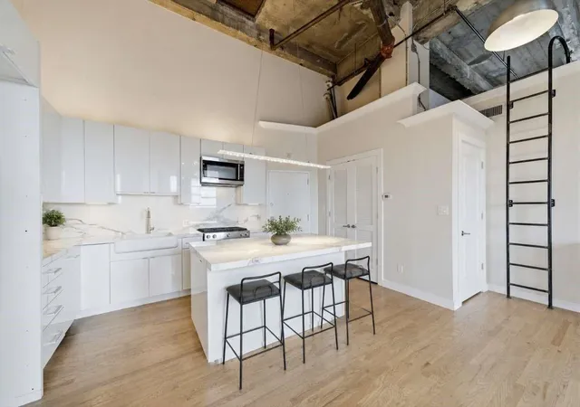 Photo 3 of Condo for sale at 915 Franklin St #9I, Houston, TX 77002 | MLS# 64411920 | Listing updated on 2026-09-03
