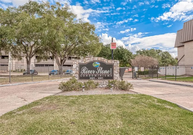 Condominium at 3025 Walnut Bend Ln #32, Houston, TX 77042 | MLS# 7968934 | | Sold on 2023-12-08